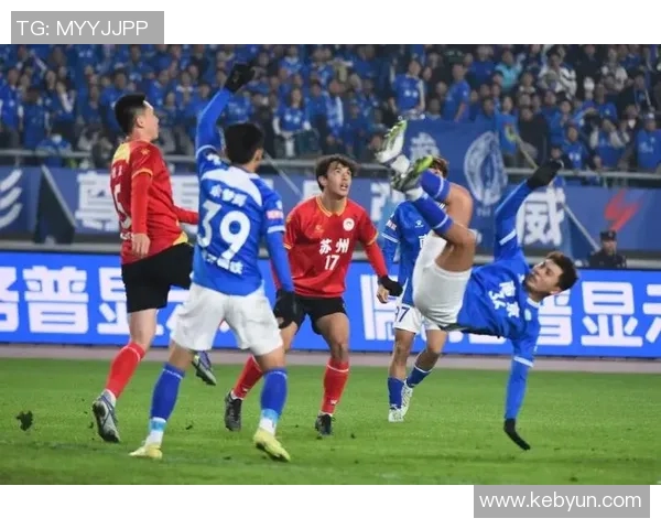 足球巨星荣耀回归再战故乡绿茵场 重返主场掀起球迷热潮